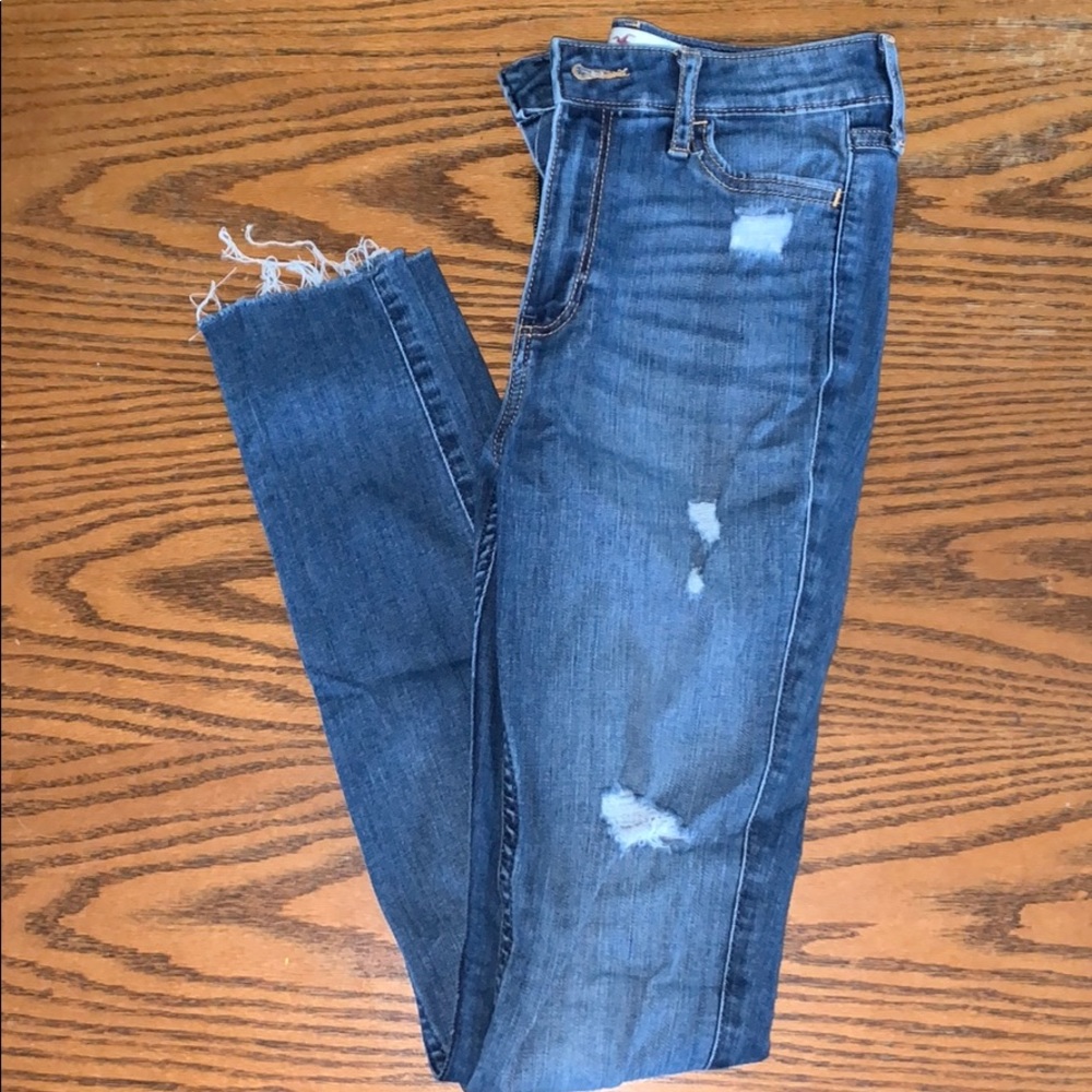 🔴SOLD🔴 Dark Wash Hollister Ripped Jeans